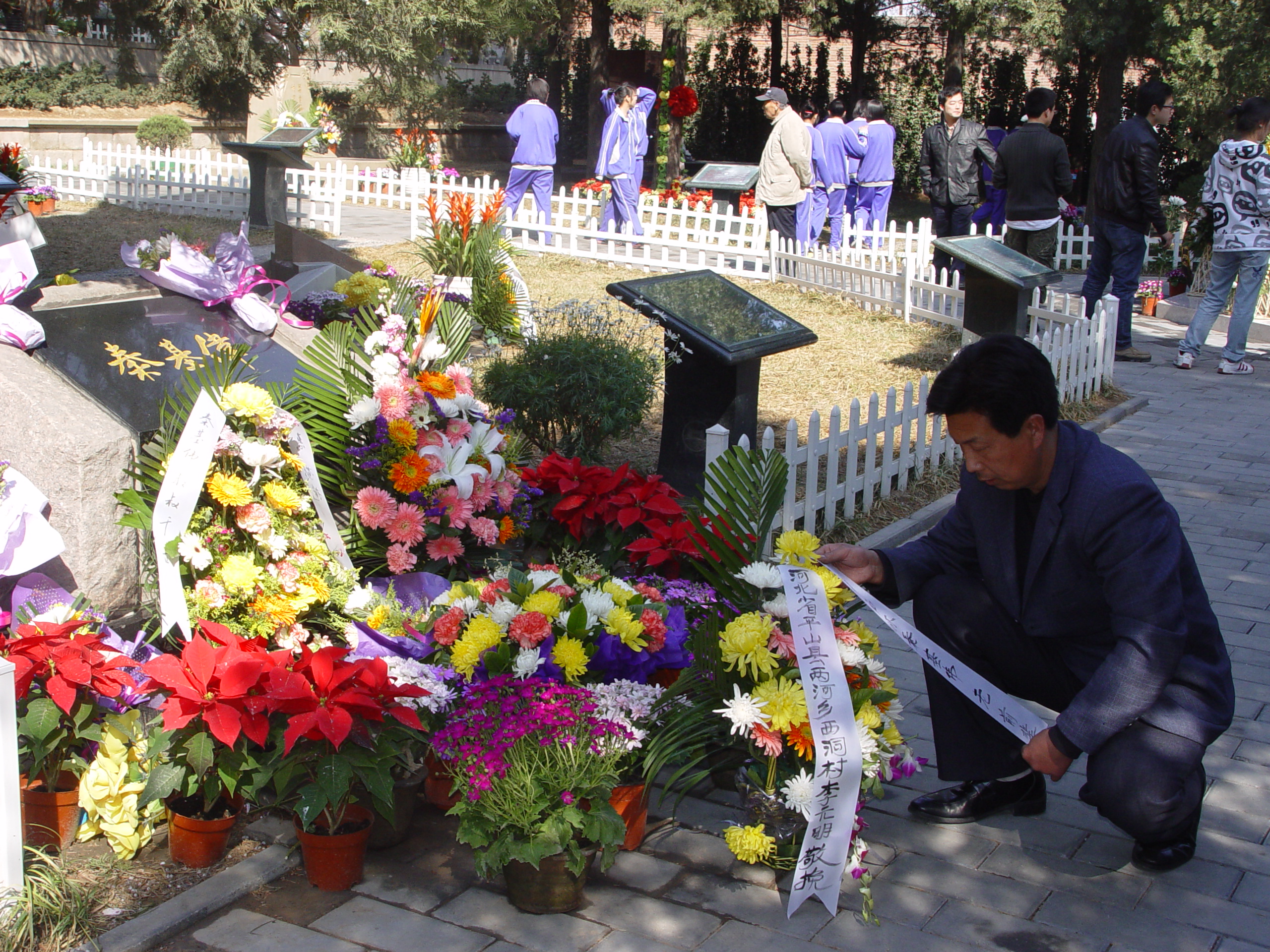 ��Ԫ��2011��04��02�������ڣ���ԭ��������˾��Ա���һ��ί���������������Ҿ�ί����ϯ��ǰ���ػ�ΰ�Ͻ���Ĺǰ�׻�������